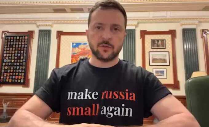 Зеленский записал ежедневное обращение в футболке с надписью «Make Russia small again»